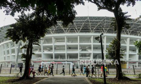 Warga berolahraga di area luar Stadion Utama Gelora Bung Karno (SUGBK), Jakarta, Ahad (22/8). Pada masa pelonggaran PPKM, sejumlah fasilitas umum seperti TMII dan kawasan Gelora Bung Karno kini sudah beroperasi kembali untuk digunakan berolahraga seiring dengan status DKI Jakarta yang berhasil keluar dari zona merah.