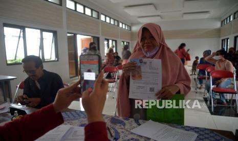 Petugas menyalurkan Bantuan Langsung Tunai (BLT) Bahan Bakar Minyak (BBM) kepada warga. ilustrasi