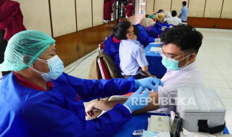 Kegiatan vaksinasi Covid-19 saat Gebyar Vaksin Covid-19 usia 12 tahun ke atas bersama UPT Puskesmas Pasirkaliki dan Kelurahan Pajajaran di Graha Bhayangkara, Jalan Cicendo, Kota Bandung, Selasa (14/9). Kegiatan tersebut digelar guna percepatan terbentuknya herd immunity atau kekebalan kelompok khususnya bagi remaja yang saat ini sudah mulai mengikuti pembelajaran tatap muka (PTM).