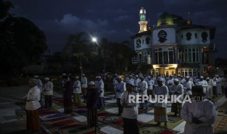 Warga menunaikan shalat di masjid Malaysia