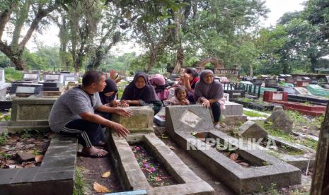 Sejumlah warga berziarah di TPU Cieunteung, Kecamatan Indihiang, Kota Tasikmalaya, Ahad (19/3/2023). 