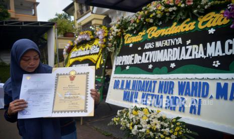 Almarhum Prof Azyumardi Akan Dimakamkan di TMP Kalibata. Foto:  Sekretaris Prof Azyumardi Azra, Femi menunjukan Tanda kehormatan Bintang Mahaputra milik almarhum Azyumardi Azra di rumah duka Perumahan Puri Laras 2, Ciputat, Tangsel, Banten, Ahad (18/9/2022). Ketua Dewan Pers Azyumardi Azra meninggal dunia pada Ahad (18/9/2022) di rumah sakit Kedah, Selangor, Malaysia pukul 12.30 waktu setempat.Republika/Prayogi