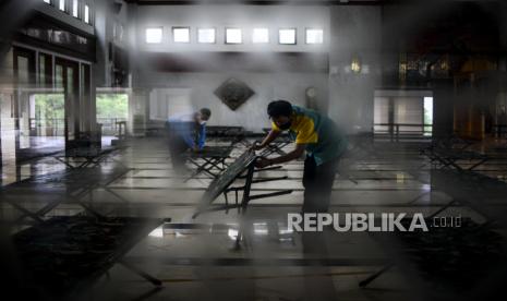 Petugas menata velbed saat persiapan ruang isolasi bagi pasien Covid-19 di Masjid Darul Jannah Kantor Walikota Jakarta Selatan, Jakarta, Selasa (6/7). Kantor Walikota Jakarta Selatan menyediakan lantai dua dan tiga gedung blok C untuk tempat isolasi pasien Covid-19  tanpa gejala dengan kapasitas sebanyak 250 orang. Republika/Putra M. Akbar