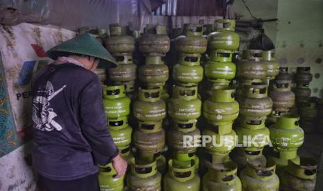 Pekerja menata gas elpiji 3 kg bersubsidi (ilustrasi).