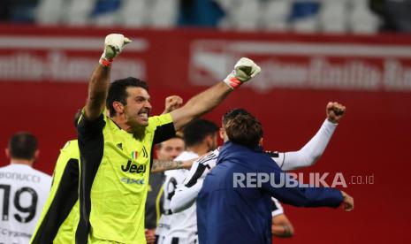 Kiper Juventus Gianluigi Buffon merayakan pertandingan final Piala Italia antara Atalanta BC dan Juventus FC di Stadion Mapei di Reggio Emilia, Italia, 19 Mei 2021.