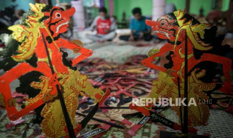 Pekerja menyelesaikan pembuatan suvenir ASEAN Paragames 2022 wayang Rajamala di Sanggar Wayang Gogon, Kentingan, Jebres, Solo, Jawa Tengah, Rabu (20/7/2022). Perajin mendapat pesanan sekitar 2.600 wayang kulit tokoh pewayangan Rajamala untuk suvenir atlet dan kontingen ASEAN Paragames 2022 pada 30 Juli hingga 6 Agustus mendatang. 