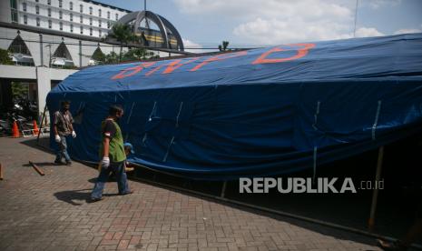 Sleman Aktifkan 96 Selter Isolasi Mandiri Tambahan. Relawan membangun tenda barak di Rumah Sakit Umum Pusat Dr. Sardjito, Sleman, DI Yogyakarta, Minggu (27/6/2021). Pembangunan tenda barak tersebut untuk melakukan screening dan penampungan sementara pengunjung di Instalasi Gawat Darurat (IGD) agar tidak terjadi kerumunan serta  mengantisipasi penularan COVID-19. Ilustrasi