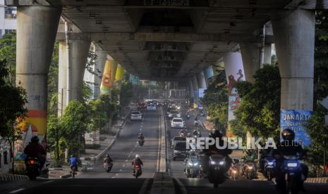 Sejumlah kendaraan melintas di kawasan Antasari, Jakarta, Senin (14/9). Hari pertama penerapan Pembatasan Sosial Berskala Besar (PSBB) di Jakarta, arus lalu lintas kendaraan terpantau ramai lancar karena ditiadakannya peraturan ganjil genap. Republika/Putra M. Akbar