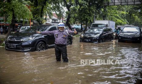 Sejumlah kendaraan melewati genangan air saat terjadi banjir di Jalan Bungur Besar Raya, Kemayoran, Jakarta, Selasa (18/1/2022). Banjir tersebut terjadi karena buruknya drainase di jalan tersebut serta tingginya intensitas hujan. Republika/Putra M. Akbar