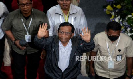 Vice President number 3 Mahfud MD waves to the media crew after attending the Anticorruption Strengthening event for the Integrity State Organizer (PAKU Integritas) at KPK Building, Jakarta, Wednesday (17/1/2024). The activities organized by the KPK were attended by the three pairs of vice presidents and vice presidents in order 1, 2 and 3 with the aim of conveying the problems and obstacles of the KPK in eradicating corruption so that the spouses of the vice president and vice president can participate in solving the problems facing the KPK.