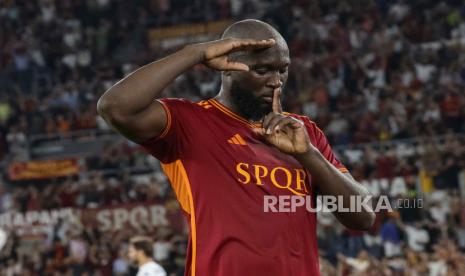 Selebrasi penyerang AS Roma, Romelu Lukaku, setelah mencetak gol.