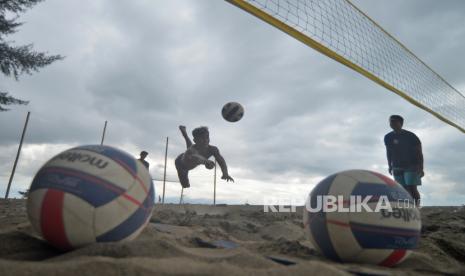 Atlet bola voli pasir Sumbar, Sony Mandala Putra, mengembalikan bola saat latihan di Pantai Ujung Batu, Padang, Sumatera Barat, Jumat (3/9/2021). Tim voli pasir Sumbar memusatkan latihan intensif menjelang PON XX/2020 di Papua. 