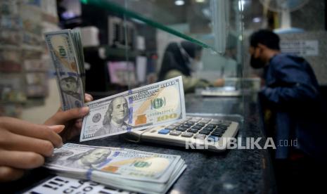 Karyawan menghitung uang di salah satu gerai penukaran uang asing di Jakarta, Rabu (6/5/2020). Bank Indonesia (BI) berharap negara-negara di kawasan Asean bisa mengurangi ketergantungan terhadap dolar AS. Hal tersebut untuk menekan kerugian yang sering muncul saat terjadi tekanan di tingkat global. 