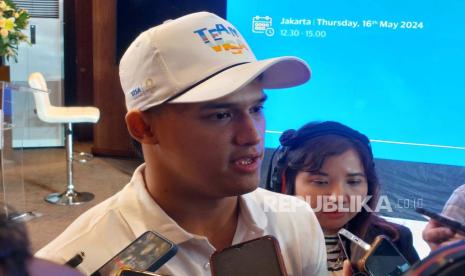 Atlet angkat besi putra Indonesia, Rizki Juniansyah dalam konferensi pers bertema Champions Your Dream with Visa featuring Rizki Juniansyah, Visa Athlete di Jakarta, Kamis (16/5/2024).  