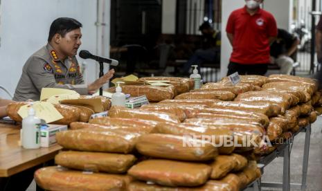 Kabid Humas Polda Metro Jaya, Kombes Endra Zulpan memberikan keterangan pers saat rilis pengungkapan kasus narkotika jenis ganja jaringan lintas Sumatra-Jawa di Mapolda Metro Jaya, Jakarta Selatan, Rabu (2/11/2022). 