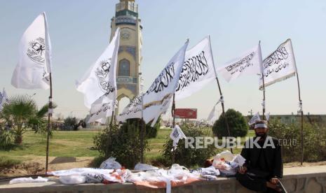 Seorang pria Afghanistan menjual bendera pemerintah Taliban pada peringatan 2 tahun penarikan AS, di Kandahar, Afghanistan, 31 Agustus 2023.