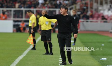 Pelatih timnas Indonesia Shin Tae Yong saat pertandingan melawan Kamboja dalam laga Piala AFF 2022 di Stadion Gelora Bung Karno, Jakarta, Jumat (23/12/2022). Pada pertandingan itu Indonesia menang dengan skor 2-1 melalui gol Eggy Maulana Fikri dan Witan Sulaiman.