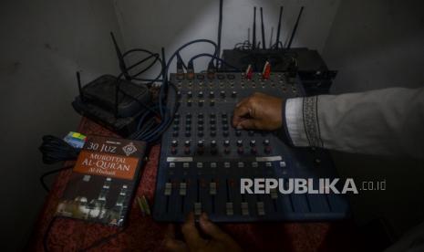 Muadzin mengatur sound system pengeras suara sebelum mengumandangkan adzan di Masjid Al-Ikhlas Jatipadang, Jakarta, Rabu (23/2/2022). Menteri Agama Yaqut Cholil Qoumas menerbitkan Surat Edaran Menteri Agama No SE 05 tahun 2022 tentang Pedoman Penggunaan Pengeras Suara di Masjid dan Musala, sebagai upaya untuk merawat persaudaraan dan harmoni sosial di lingkungan masyarakat Indonesia yang memiliki keberagaman dari sisi agama maupun keyakinan. Republika/Putra M. Akbar