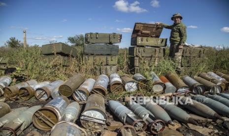 File foto seorang tentara Ukraina memeriksa amunisi yang ditinggalkan oleh pasukan Rusia di daerah yang baru saja direbut kembali di dekat Izium, Ukraina, Rabu, 21 September 2022. Perusahaan industri senjata militer Jerman, Rheinmetall, berencana memproduksi hingga 600.000 amunisi artileri per tahun untuk dipasok ke Ukraina