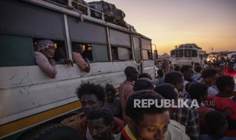  Orang-orang Tigray yang melarikan diri dari konflik di wilayah Tigray Ethiopia, tiba dengan bus di kamp pengungsi Umm Rakouba di Qadarif, Sudan timur, Kamis, 26 November 2020. Perdana menteri Ethiopia mengatakan Kamis bahwa tentara telah diperintahkan untuk bergerak di Tigray yang diperangi ibu kota regional setelah ultimatum 72 jamnya berakhir agar para pemimpin Tigray menyerah, dan dia memperingatkan setengah juta penduduk kota untuk tetap di dalam rumah dan melucuti senjata.