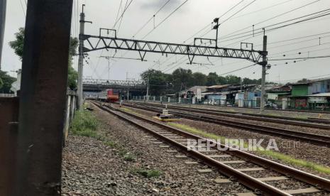 Lokasi ditemukannya jasad Kasat Narkoba Polres Jaktim AKBP Buddy Alfrits Towoliu pada Sabtu (29/4/2023). Ada tembok pembatas rel yang jebol di jalan Bekasi Timur Raya, Jatinegara, Jakarta Timur atau sekitar 600 meter dari Stasiun Jatinegara yang diduga menjadi tempat masuk korban sebelum tertabrak kereta. 