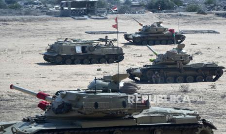 Tank Mesir bersiaga  dekat perbatasan Rafah antara Mesir dan Jalur Gaza, di Rafah, Mesir, Senin (9/9/2024). Bantuan untuk warga Pelestina tertahan di perbatasan Rafah di sisi Mesir, menunggu untuk memasuki Jalur Gaza