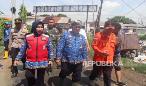 Bupati Cirebon, Imron, meninjau lokasi banjir di Desa Sidareami, Kecamatan Pabedilan, Rabu (6/3/2024). Banjir di Kabupaten Cirebon menerjang 36 desa di sembilan kecamatan. 