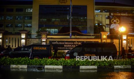 Sejumlah anggota kepolisian berjaga pasca penembakan terduga teroris di kawasan Gedung Mabes Polri, Jakarta, Rabu (31/3).