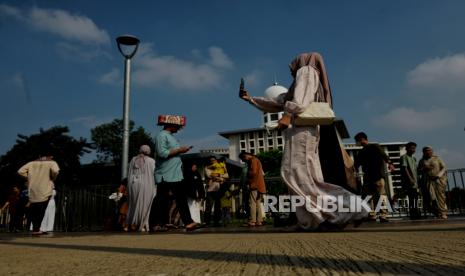 Jamaah berswafoto di area Masjid Istiqlal usai melaksanakan shalat Idul Fitri di Jakarta, Sabtu (22/4/2023). Masjid Istiqlal kembali menggelar shalat Idul Fitri setelah direvitalisasi. Sejumlah jamaah memadati seluruh area masjid mulai dari lantai satu hingga lantai lima dan di selasar masjid. Menurut Imam Besar Masjid Istiqlal Nasaruddin Umar, menyiapkan sebanyak 250.000 jamaah untuk pelaksanaan shalat Idul Fitiri tahun ini.