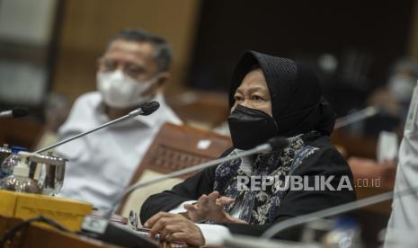 Menteri Sosial Tri Rismaharini (kanan) mengikuti rapat kerja dengan Komisi VIII DPR di Kompleks Parlemen, Senayan, Jakarta, Senin (6/6/2022). Rapat kerja tersebut membahas pembicaraan pendahuluan RAPBN TA 2023, evaluasi pelaksanaan anggaran tahun 2021, dan evaluasi kinerja pelaksanaan anggram tahun 2022. 