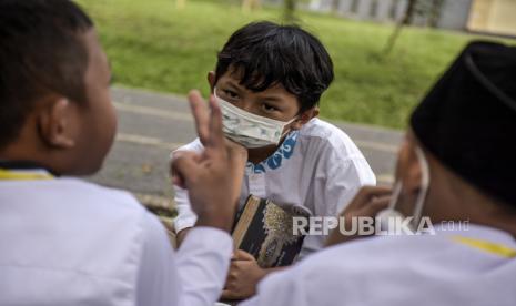 Sekolah dengan segmen pendekatan agama Islam.