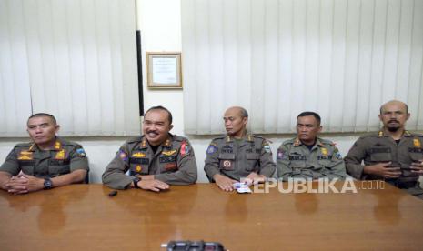 Kepala Satpol PP Kabupaten Garut, Usep Basuki Eko, memberikan klarifikasi terkait video viral dukungan kepada salah satu cawapres, di Kantor Satpol PP Kabupaten Garut, Jalan Terusan Pahlawan, Kecamatan Tarogong Kidul, Kabupaten Garut, Selasa (2/1/2023). 