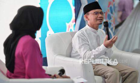 Ustadz Oni Sahroni saat mengisi sesi kajian fiqih muamalah dalam acara Republika Ramadhan Festival di Plaza Al-Fatah Masjid Istiqlal, Jakarta, Jumat (7/4/2023). Pada hari pertama, rangkaian Republika Ramadhan Festival menggelar acara kajian fiqih muamalah bertemakan Serba Serbi Belanja Online yang membahas tentang hukum islam terkait belanja online. Selain itu, Acara tersebut menghadirkan serangkaian kegiatan seperti bazar buku, kajian keislaman, santunan hingga hiburan tersebut berlangsung hingga Sabtu (15/4/2023). Belanja Online Pakai Paylater Benarkah Riba?