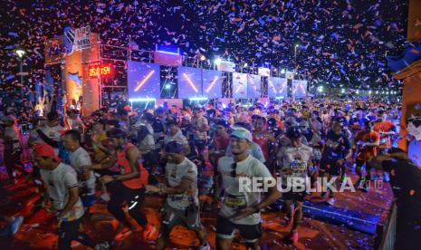 Peserta berlari saat mengikuti LPS Monas Half Marathon 2024 di Jakarta, Ahad (30/6/2024). Lembaga Penjamin Simpanan (LPS) kembali menggelar  kegiatan Monas Half Marathon 2024. Sebanyak 5.000 pelari yang terdiri dari 180 pelari elit dari  21 negara turut mengikuti LPS Monas Half Marathon 2024 dengan menempuh jarak sejauh 21 Kilometer, mulai dari Silang Barat Daya Monas hingga Kompleks Gelora Bung Karno (GBK). Kegiatan ini juga diharapkan dapat mendorong prestasi atlet lari Indonesia bersaing dengan atlet-atlet internasional atau bahkan bisa mencetak rekor baru.