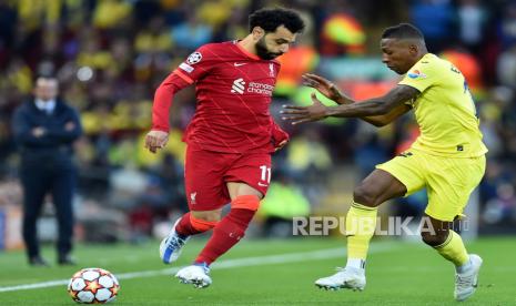 Pemain Liverpool Mohamed Salah (kiri) beraksi melawan Pervis Estupinan dari Villarreal selama pertandingan sepak bola leg pertama semi final Liga Champions UEFA antara Liverpool FC dan Villarreal CF di Liverpool, Inggris, 27 April 2022