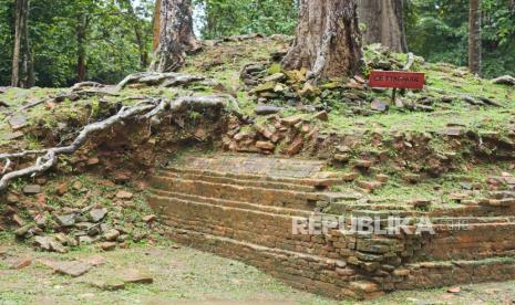 Gundukan bangunan Candi Kotomahligai yang masih dalam proses revitalisasi di Kawasan Cagar Budaya Nasional (KCBN) Candi Muaro Jambi, Muaro Jambi, Jambi. 