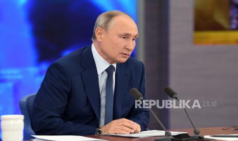  Presiden Rusia Vladimir Putin menghadiri konferensi pers tahunannya melalui konferensi video di kediaman negara Novo-Ogaryovo di luar Moskow, Rusia, 17 Desember 2020. Karena pandemi Covid-19, Putin mengadakan konferensi pers tahun ini dalam format jarak jauh.