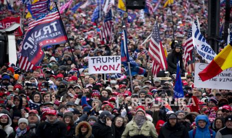  Ribuan pendukung Presiden AS Donald J. Trump berkumpul di National Mall di luar unjuk rasa di Ellipse dekat Gedung Putih di Washington, DC, AS, 06 Januari 2021. Kelompok konservatif sayap kanan memprotes Kongres menghitung suara electoral college . Lusinan hakim negara bagian dan federal telah menolak tantangan untuk pemilihan presiden 2020, menemukan tuduhan penipuan tidak berdasar.