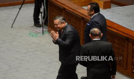 Calon Gubernur Bank Indonesia Perry Warjiyo memberi salam kepada para anggota DPR saat Sidang Paripurna DPR ke-19 Masa Persidangan IV Tahun Sidang 2022-2023 di Kompleks Parlemen, Senayan, Jakarta, Selasa (21/3/2023). Sidang Paripurna tersebut menyetujui Perry Warjiyo terpilih kembali menjadi Gubernur Bank Indonesia untuk periode 2023-2028. 