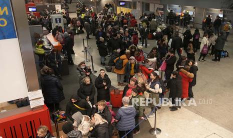 Pengungsi dari Ukraina menunggu di stasiun kereta Krakow di Krakow, Polandia, Rabu, 9 Maret 2022.