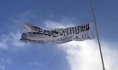 Bendera Taliban berkibar di rumah gubernur provinsi Ghazni, di Ghazni, tenggara, Afghanistan, Minggu, 15 Agustus 2021.