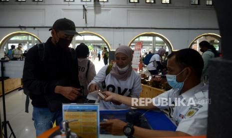 Petugas memeriksa tiket penumpang kereta api di Stasiun Pasar Senen, Jakarta, Ahad (16/4/2023). Berdasarkan data hari ini, volume penumpang berangkat sudah mengalami peningkatan, tercatat ada sekitar 23.600 penumpang berangkat dari Stasiun Pasar Senen dengan layanan 32 KA yang beroperasi.