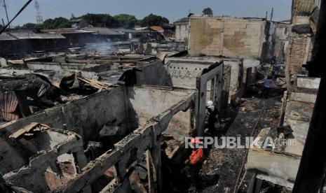 Petugas pemadam kebakaran memadamkan api yang menghanguskan permukiman di kawasan Manggarai, Jakarta Selatan, Selasa (13/8/2024). Kebakaran yang menghanguskan sekitar 15 RT di pemukiman padat penduduk tersebut mengakibatkan sekitar 3.000 warga kehilangan tempat tinggal. Kebakaran tersebut terjadi pada Selasa (13/8) dini hari pukul 02.30 WIB yang diduga akibat dari pengisian daya ponsel.