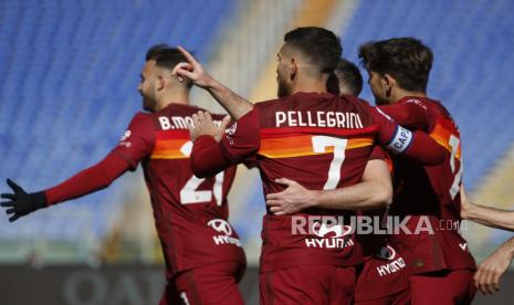 Jordan Veretout dari AS Roma merayakan gol dengan rekan satu timnya setelah mencetak keunggulan 1-0 selama pertandingan sepak bola Serie A Italia antara AS Roma dan Udinese di Stadion Olimpico di Roma, Italia, 14 Februari 2021.