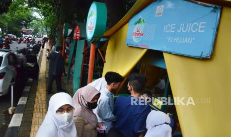 Pengunjung menukar kupon di lapak kuliner saat acara Santai Ngabuburit di Malabar (Sabar) Menuju Wisata Kuliner Halal, di Taman Valknet Malabar, Kota Bandung, Rabu (20/4). Pemkot Bandung menghadirkan inisiasi sejumlah zona kuliner halal bekerjasama dengan PKL binaan. Dengan program tersebut diharapkan menambah rasa nyaman, aman dan sehat, terutama bagi wisatawan serta perekonomian dan pariwisata Kota Bandung akan semakin pulih dengan cepat. Pemkot Bandung Manfaatkan Taman Malabar Jadi Destinasi Kuliner Halal