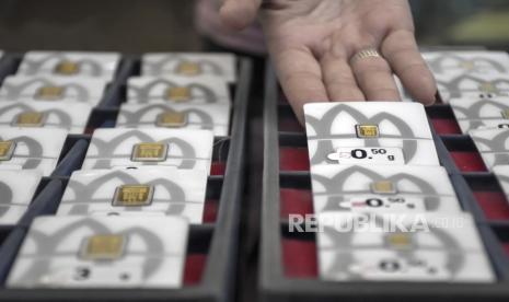 Employees show gold bars in one of the gold and jewelry stores in Bandung City, West Java, Monday (16/10/2023).