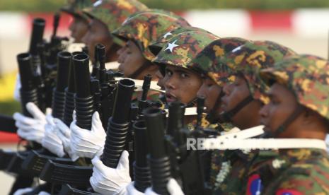  Militer Myanmar berbaris dalam parade untuk memperingati Hari Angkatan Bersenjata Myanmar ke-78 di Naypyitaw, Myanmar, 27 Maret 2023.  Militer Myanmar menggelar serangan udara ke pusat kota yang dikenal benteng pasukan oposisi kudeta dua tahun yang lalu. Saksi mata dan media setempat mengatakan puluhan orang tewas dan terluka dalam serangan tersebut.