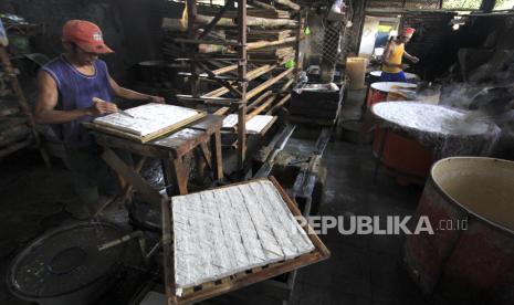 Naiknya bahan baku kedelai impor membuat perajin tahu dan tempe mogok massal (Foto: ilustrasi)