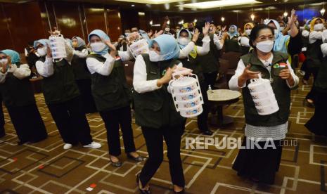 Anggota Jabar Bergerak menari dengan membawa rantang sebagai simbol saling berbagi dan persaudaraan saat Penganugerahan Jabar Bergerak Award dan Rapat Kerja Daerah Jabar Bergerak Tahun 2022, di Grand Hotel Preanger Kota Bandung, Selasa (19/4). Pada kesempatan itu Gubernur Jawa Barat Ridwan Kamil dalam sambutannya menyampaikan, salah satu peran Jabar Bergerak saat ini ikut berpartisipasi dalam mengentaskan kemiskinan eksrem di Jawa Barat akibat pandemi Covid-19.