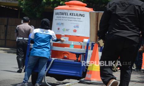 Sebuah wastafel keliling diparkir di lapangan Jalan Puter, Kecamatan Coblong, Kota Bandung, Kamis (12/11). Keberadaan wastafel keliling yang berasal dari CSR berbagai perusahaan ini, diharapkan bisa bermanfaat bagi warga sebagai bagian dari sosialisai penerapan protokol kesehatan pencegahaan Covid-19.